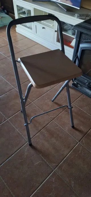 Bancos de cocina beige y gris