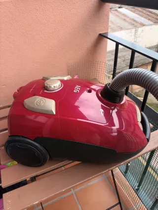 Aspiradora AEG Roja