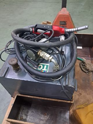 Bomba de combustible con manguera y pistola