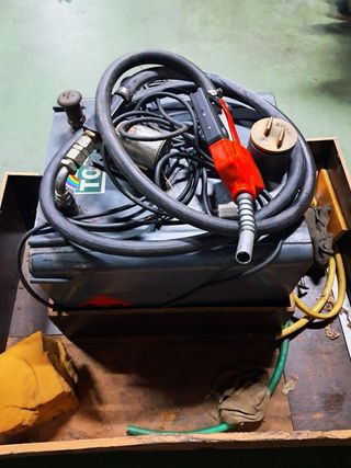 Bomba de combustible con manguera y pistola