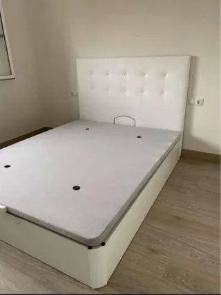 Canapé abatible y cabecero blanco