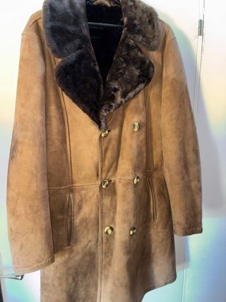 Abrigo de piel marrón y negro