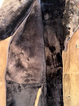 Abrigo de piel marrón y negro