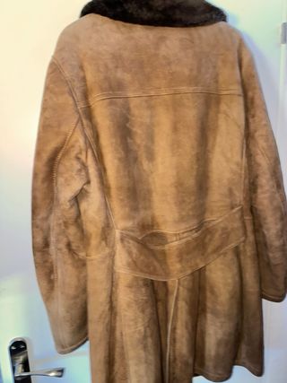 Abrigo de piel marrón y negro