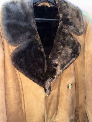 Abrigo de piel marrón y negro