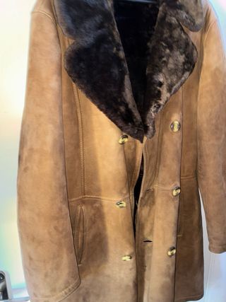Abrigo de piel marrón y negro
