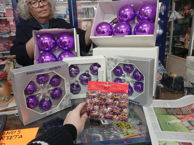 Conjunto de decoración cristal en morado.