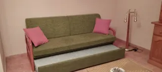 Sofá Cama Verde con Cojines Rosas