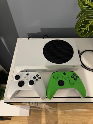 Xbox Series S 512GB + 2 Mandos