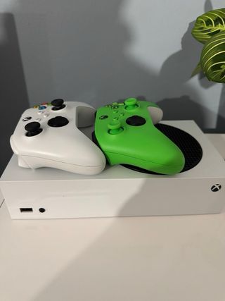 Xbox Series S 512GB + 2 Mandos