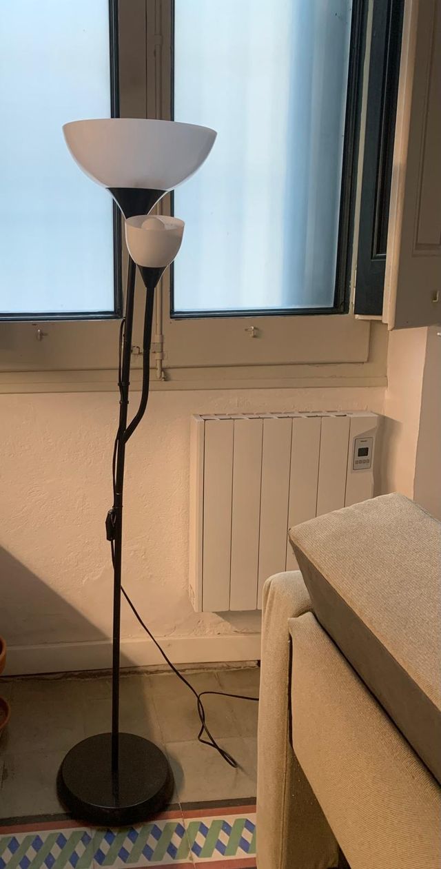 Lampada da terra nera e bianca