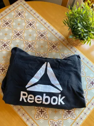 Reebok Sudadera Negra con Logo Blanco