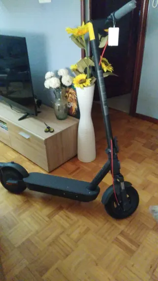 Patinete Eléctrico Casi Nuevo + Casco