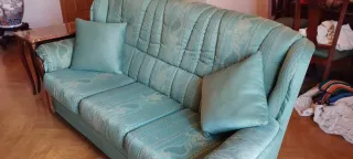 Sofá de tela verde azulado con cojines