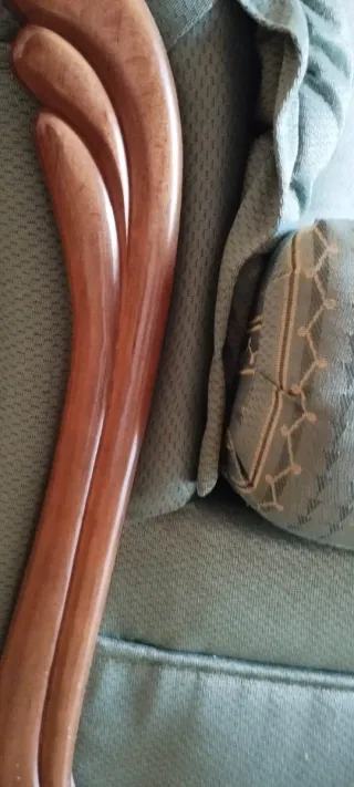 Sofá de tela verde azulado con cojines