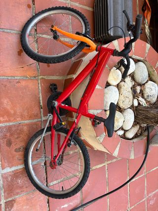 Bicicleta infantil roja y naranja