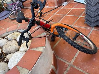 Bicicleta infantil roja y naranja