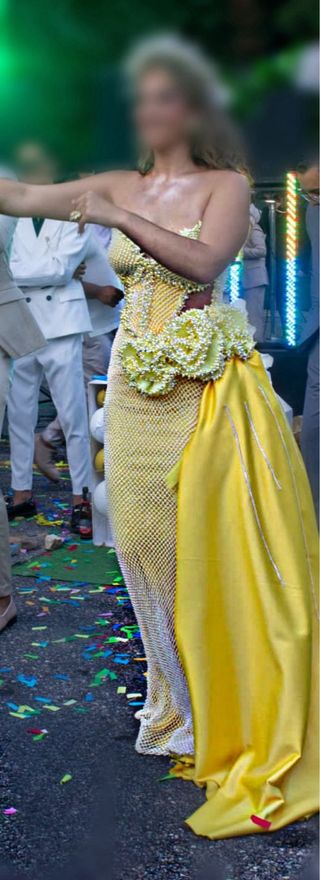 VESTIDO Y CORONA DE ALDIVINA TALLA M Y PUEDE SACAR