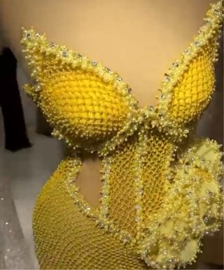 VESTIDO Y CORONA DE ALDIVINA TALLA M Y PUEDE SACAR