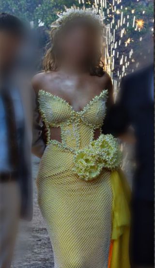 VESTIDO Y CORONA DE ALDIVINA TALLA M Y PUEDE SACAR