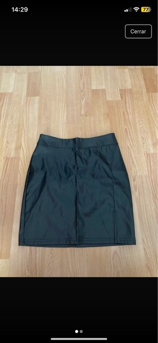 Falda de cuero negra