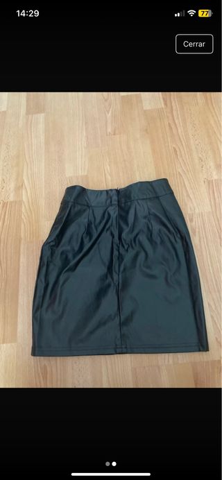 Falda de cuero negra