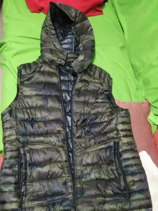 Chaleco camuflaje hombre con capucha