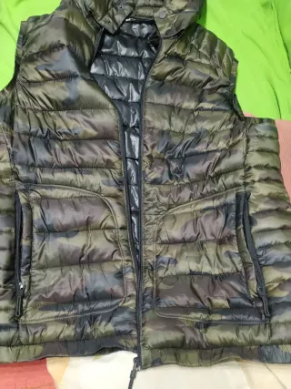 Chaleco camuflaje hombre con capucha