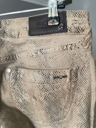 Pantalón SQS estampado serpiente