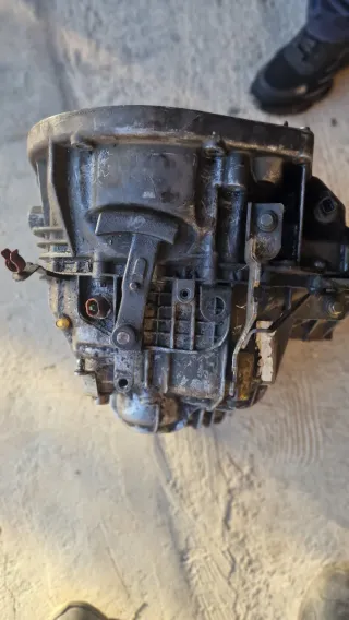 Caja de cambio Renault Trafic 1.9 para reparar