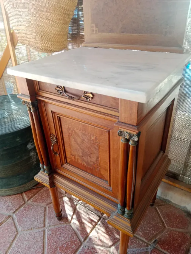 Comodino in legno e marmo