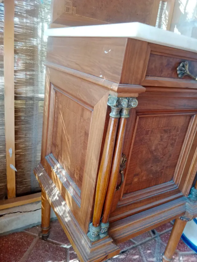 Comodino in legno e marmo