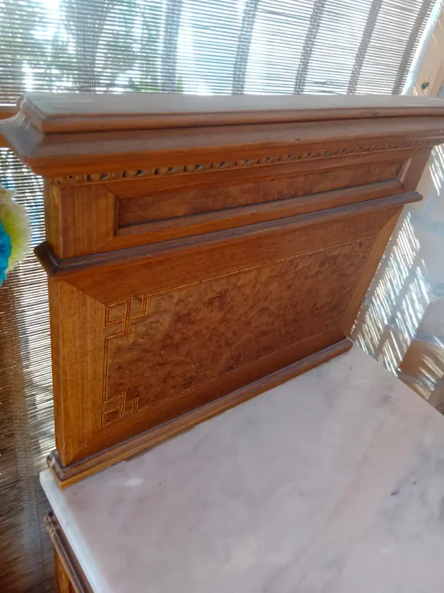 Comodino in legno e marmo