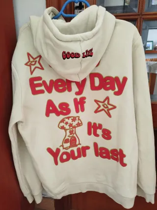 Sudadera Bershka beige con estampado de seta