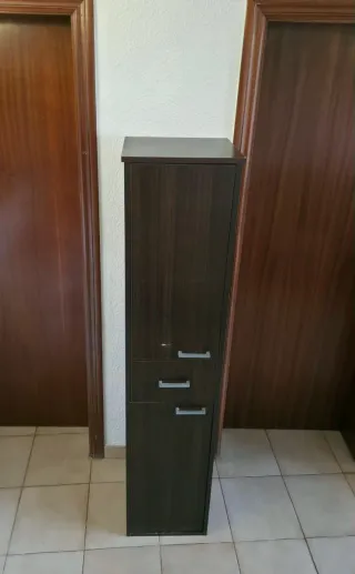 Mueble auxiliar alto y estrecho de madera