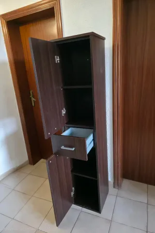 Mueble auxiliar alto y estrecho de madera