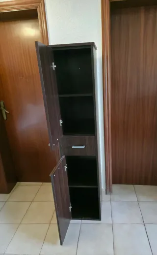 Mueble auxiliar alto y estrecho de madera