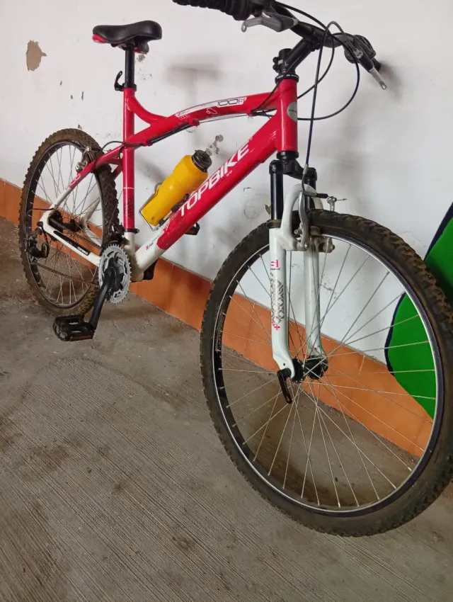 Bicicleta de montaña roja para adulto