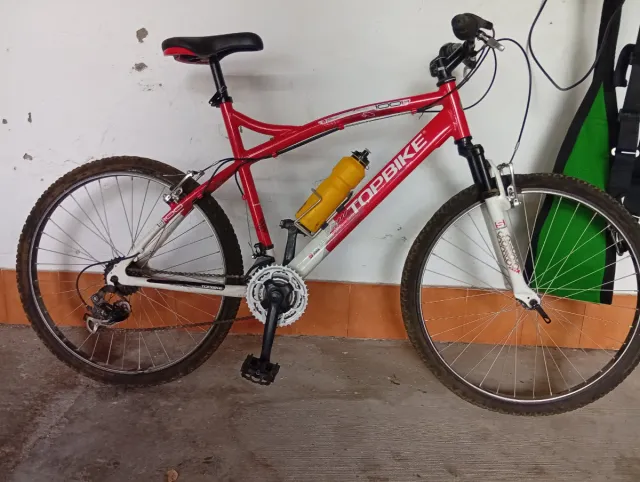 Bicicleta de montaña roja para adulto