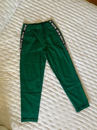 Pantalón de chándal verde con texto