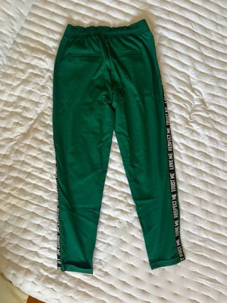 Pantalón de chándal verde con texto