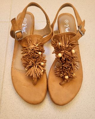 SANDALIAS BAJAS CON ADORNO MARRÓN.