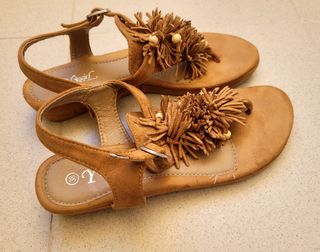 SANDALIAS BAJAS CON ADORNO MARRÓN.