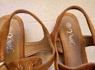 SANDALIAS BAJAS CON ADORNO MARRÓN.