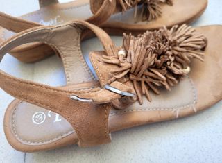 SANDALIAS BAJAS CON ADORNO MARRÓN.