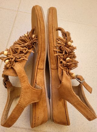 SANDALIAS BAJAS CON ADORNO MARRÓN.