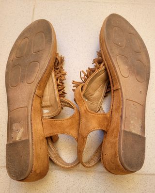 SANDALIAS BAJAS CON ADORNO MARRÓN.