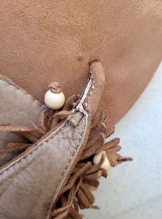 SANDALIAS BAJAS CON ADORNO MARRÓN.