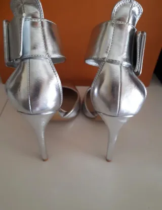 Zapatos de tacón plateados talla 37