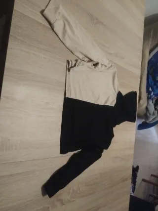 Maglietta con cappuccio beige e nera